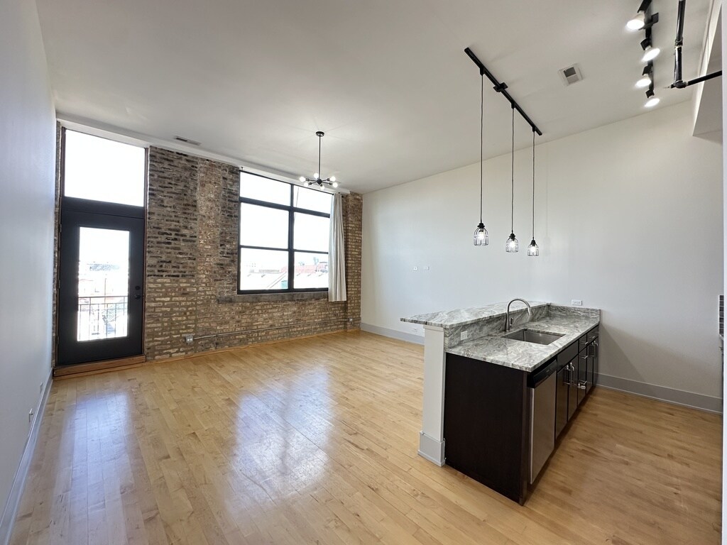 Building Photo - 1426 W 21st St