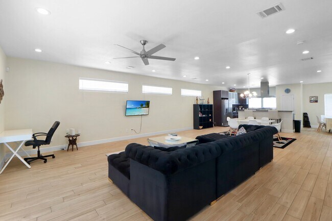 Building Photo - 3045 Clinton Dr