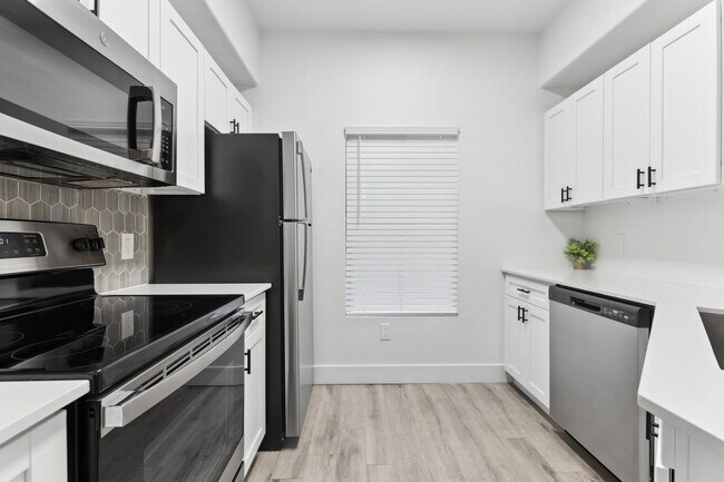 Building Photo - 875 W Pecos Rd