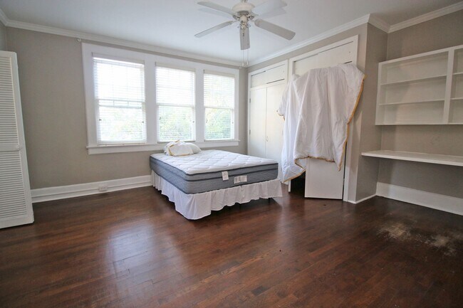 Building Photo - Pre-leasing for 2026-2027 Charming 3 Bed /...