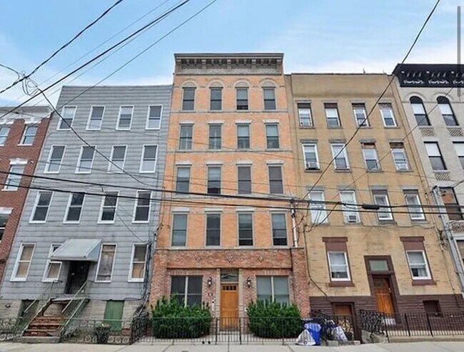 Primary Photo - 412 Monroe St
