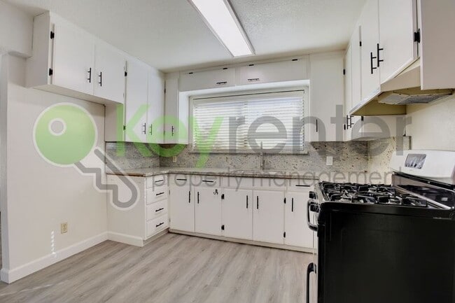 Building Photo - 809 N Hobson Ave