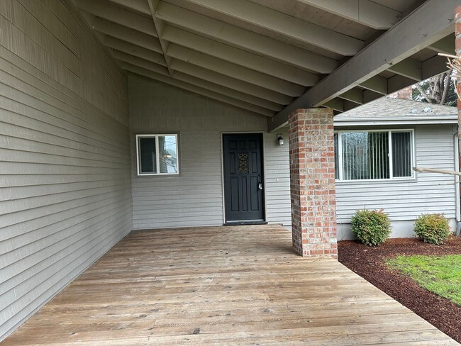 Building Photo - Beautifully updated 3 bedroom 1 1/2 bath h...