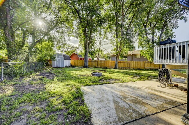Building Photo - Charming 4-Bed Home with Bonus Room, Fireplace and an Expansive Backyard in Colorado Springs