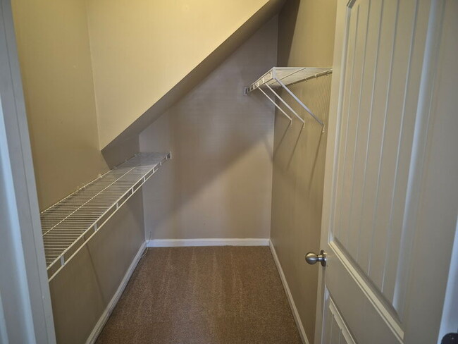 Building Photo - 284 River Oak St