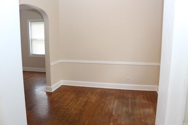 Building Photo - 2100 E Gum St