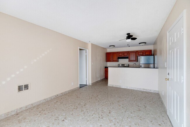 Building Photo - Spacious Studio On The First Floor!