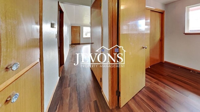Building Photo - 223 S 79th St