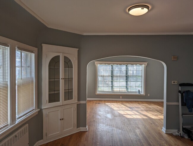 Building Photo - Renovated 3BR/1.5BA | 1,200 Sq Ft | Pet Fr...