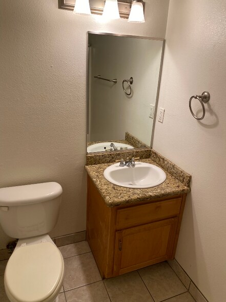 Building Photo - 500 White Ln