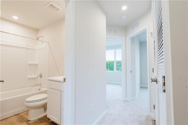 Building Photo - 157 White Oak Dr