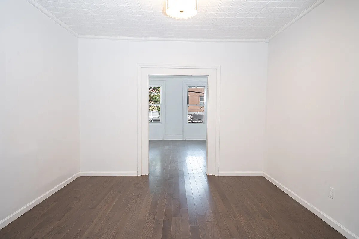 living room - 366 Metropolitan Ave