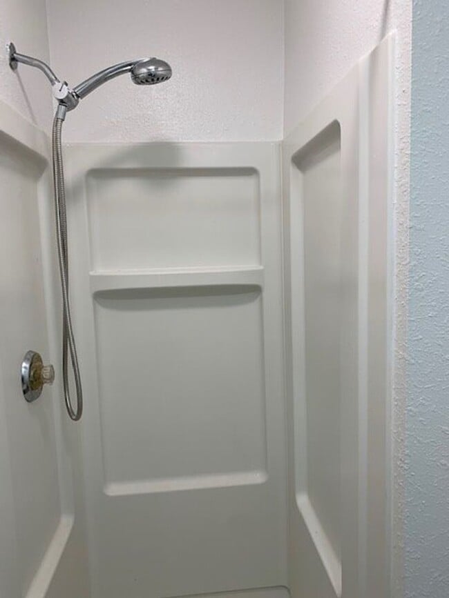 Building Photo - Cute 1 bedroom Cottage on large lot