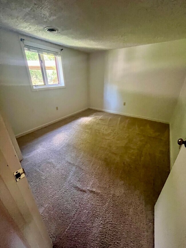 Building Photo - One-Level Condo -- Just Minutes from Town!!!!