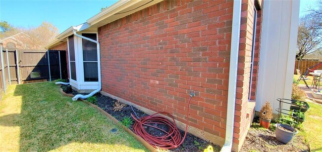 Building Photo - 5213 Valleydale Dr