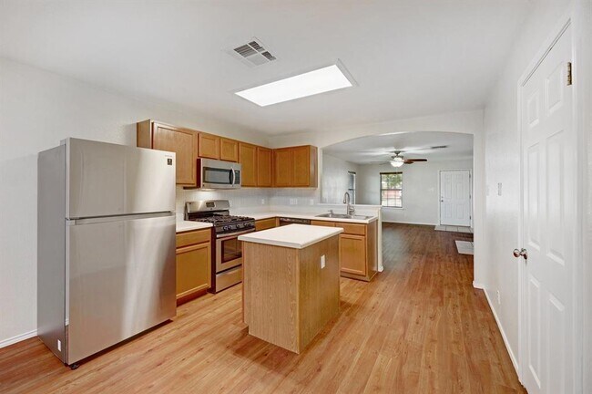 Building Photo - 301 Nicole Way