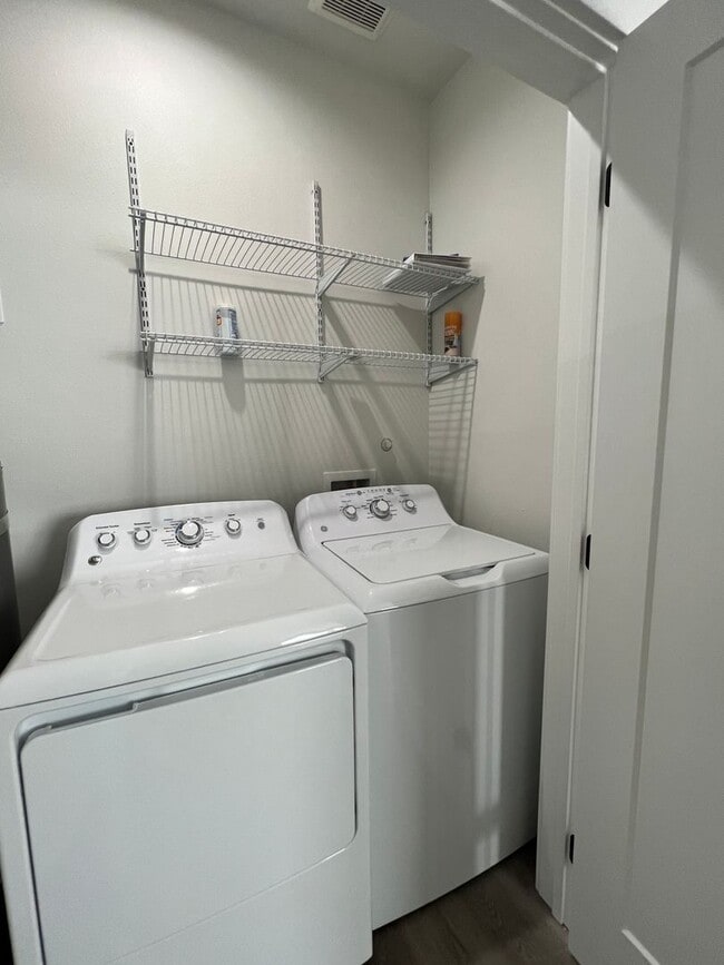 Building Photo - Newer Construction Condos in Moses Pointe!