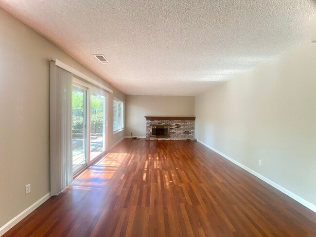 Building Photo - Large 5-bedroom 3-bathroom Home in Union C...