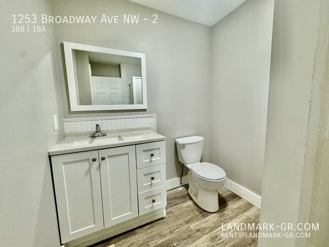 Building Photo - Updated 3 Bed/1Bath – First Month Only $1,...