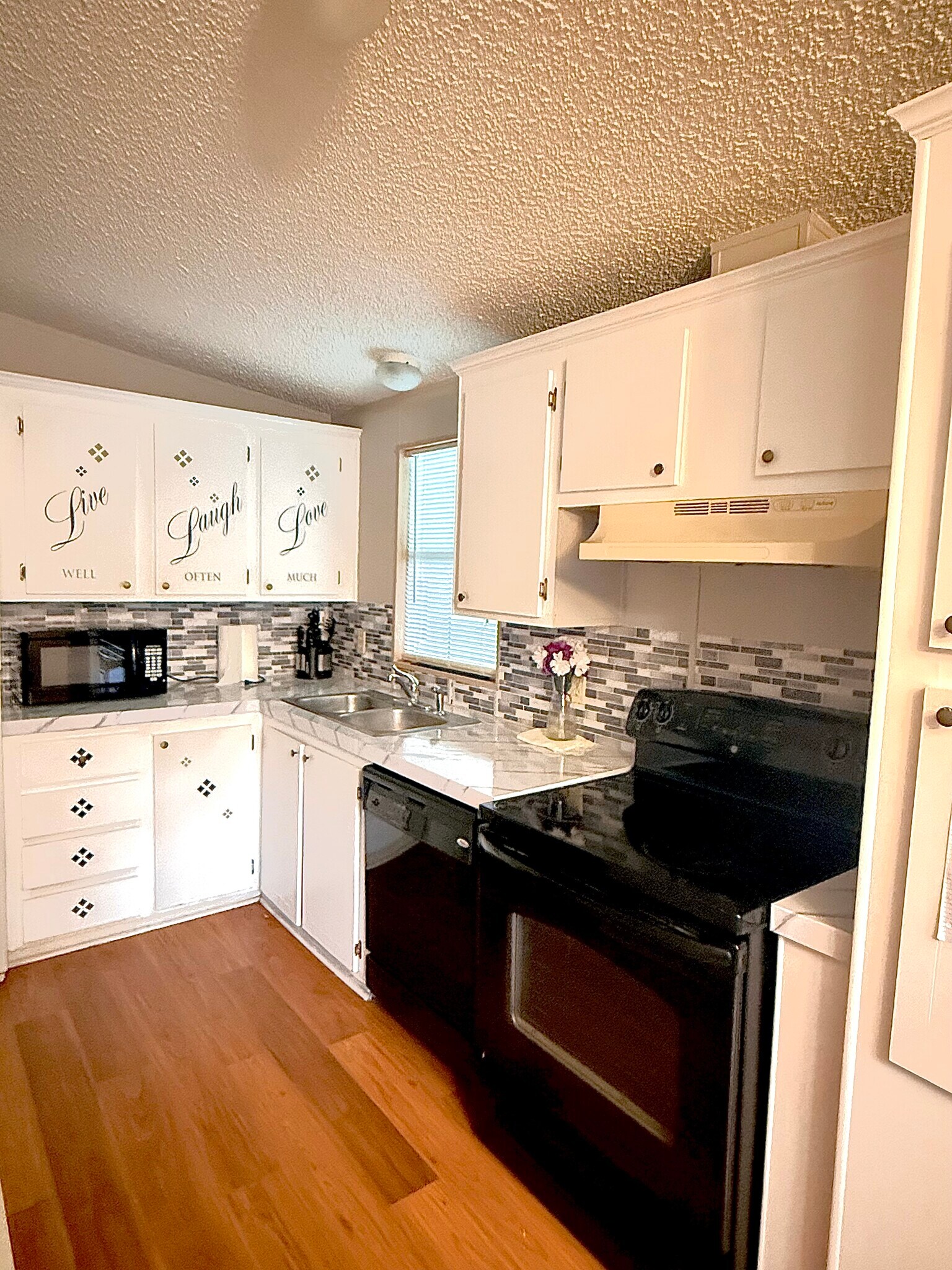 Kitchen - 16648 Daeza Dr