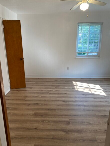 Building Photo - 2200 W Schantz Ave