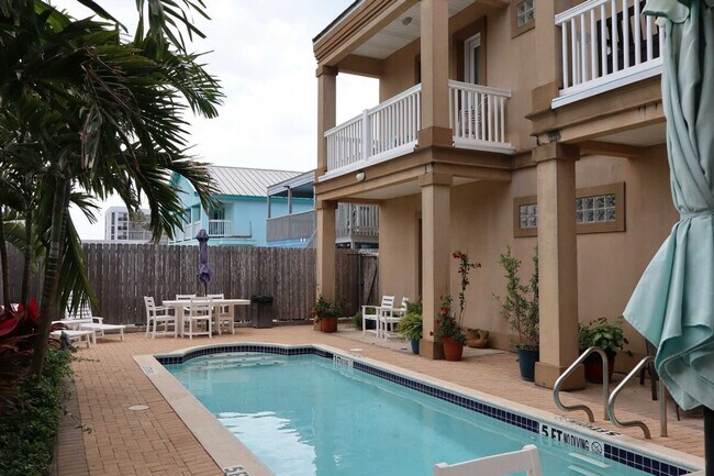 Building Photo - 117 E Lantana St