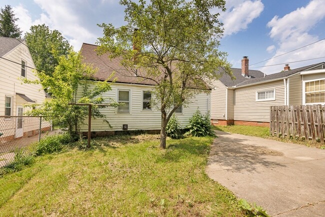 Building Photo - 3 Bedroom/1 bath Single House Maple Hts!!