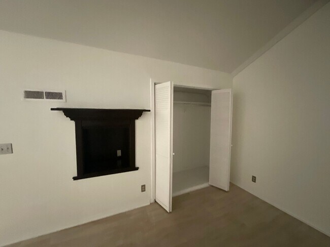 Building Photo - Newly renovated 2Bedroom 2 Bath Condo