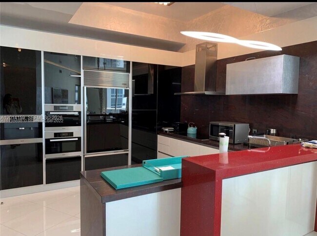 Building Photo - 15901 Collins Ave