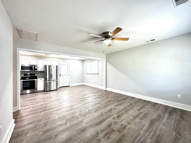 Building Photo - Gorgeous 3 Bed 1 Bath Renovated Brick Home...