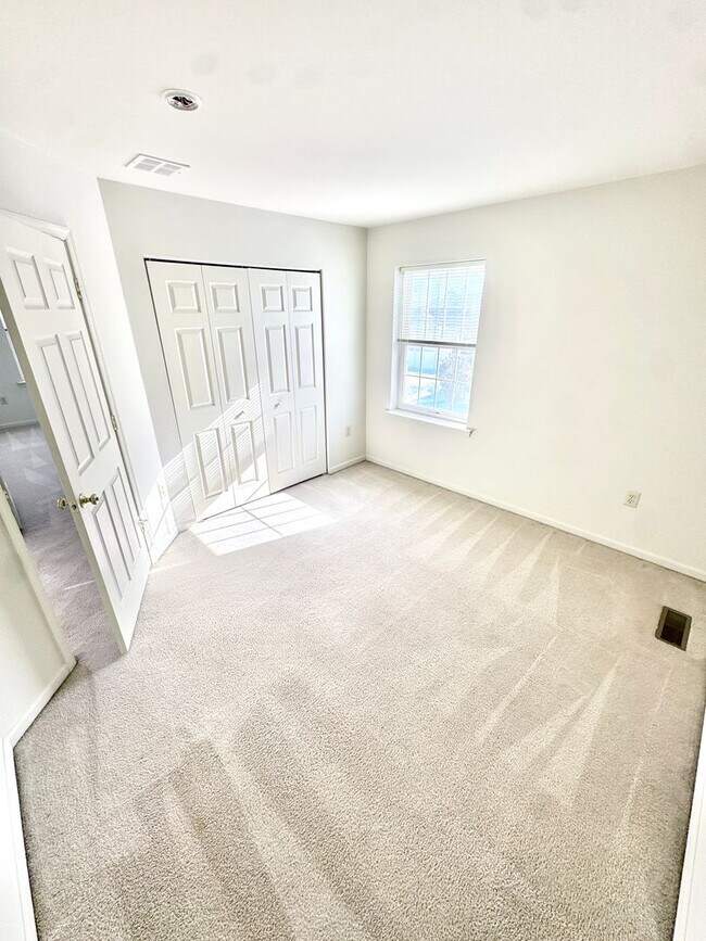 Building Photo - FIVE BEDROOMS in PARKLAND SCHOOLS!