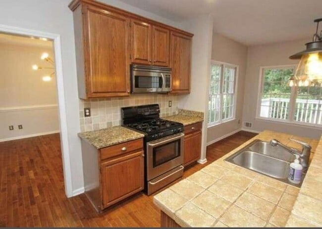 Building Photo - Spacious 4BR House in Dunwoody. Close to 2...