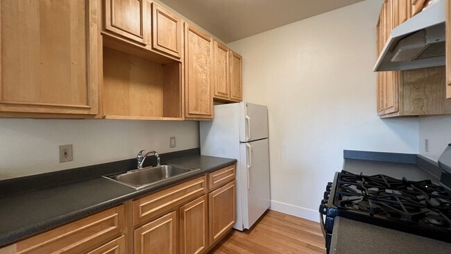 Building Photo - Beautiful Spacious 2 bd/1ba filled with light in Popular Neighborhood – Oakland, Emeryville, and ...