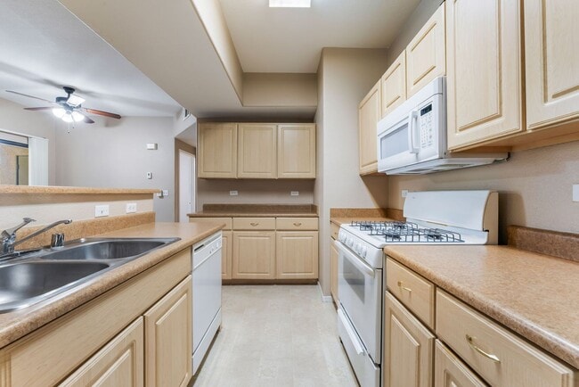 Building Photo - Bright 2-Bed Condo with Patio!