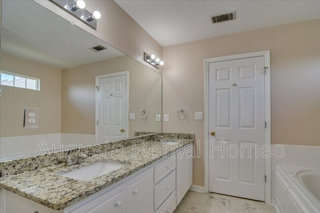 Building Photo - 207 Taylor Cir