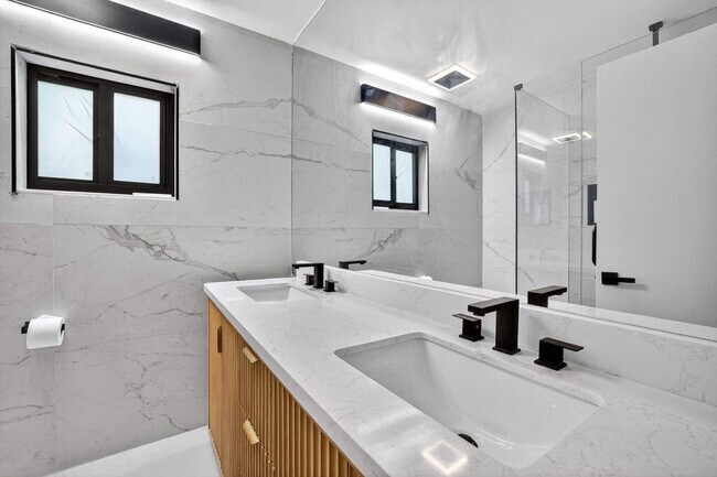 Building Photo - 511 S Riverhills Dr