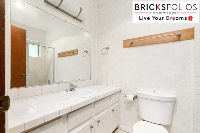 Building Photo - Redmond Gem! Live in the award-winning Lake Washington School District.