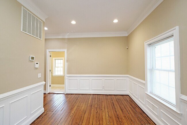 Building Photo - Charming Move-in Ready Downtown Home With Updates