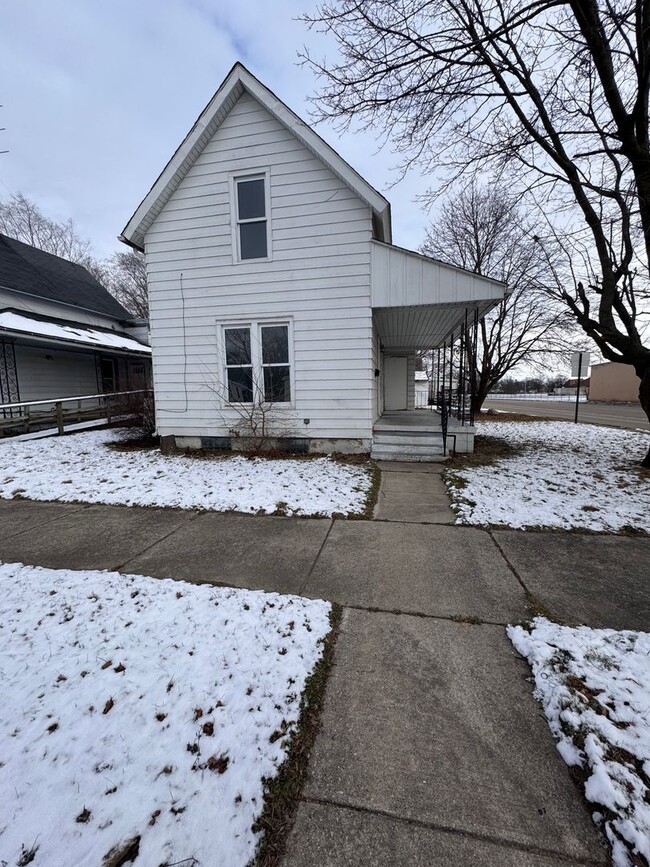 Primary Photo - 3 bedroom 1 bathroom House