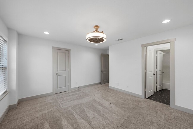 Building Photo - Updated Amazing Townhome