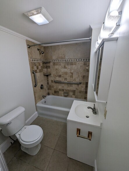 Building Photo - 840 Duke Ave