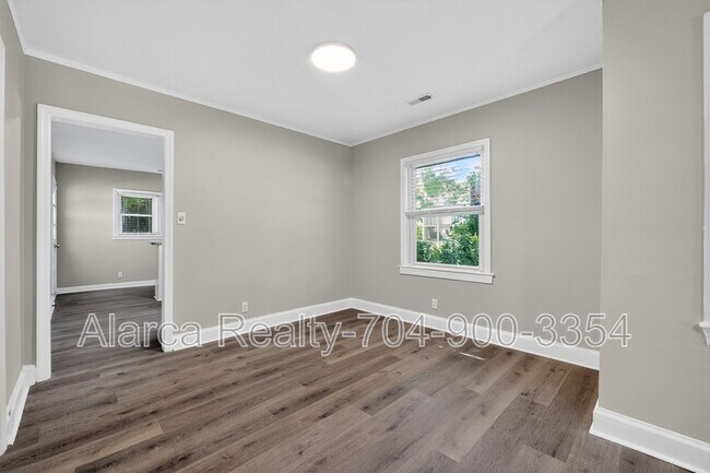 Building Photo - 2322 Belfast Dr