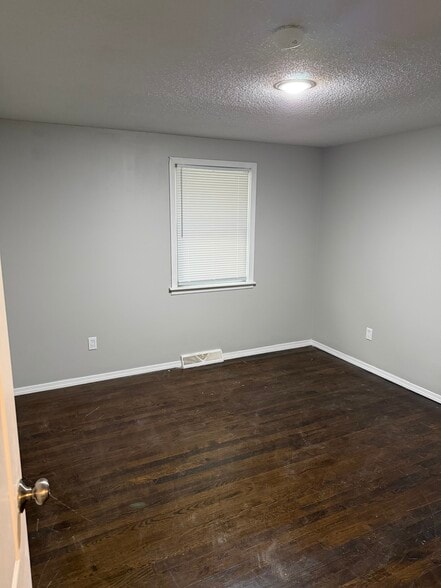 Building Photo - 5115 N Bellaire Ave