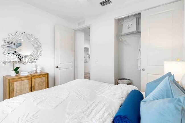 Building Photo - 14800 Cumberland Dr