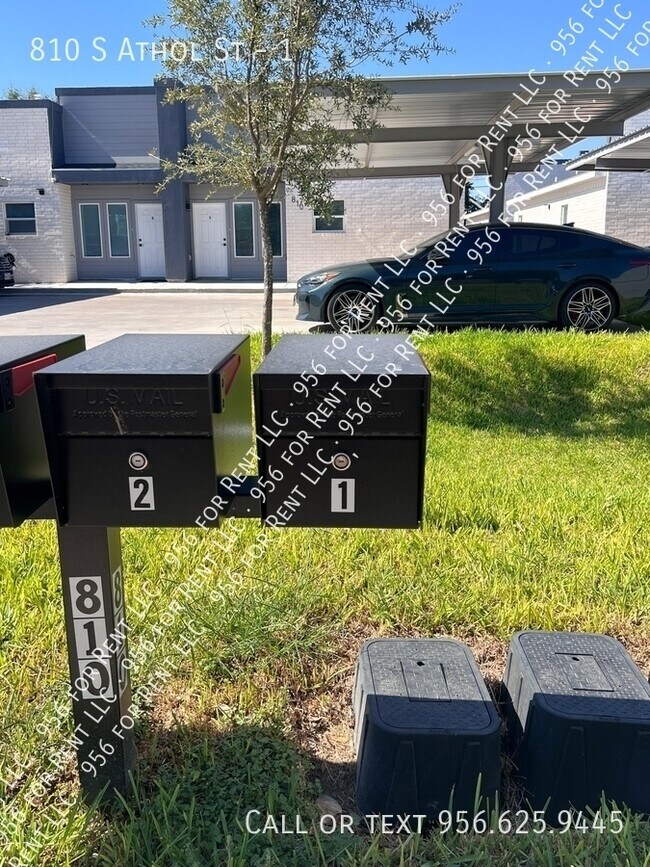 Building Photo - 810 S Athol St