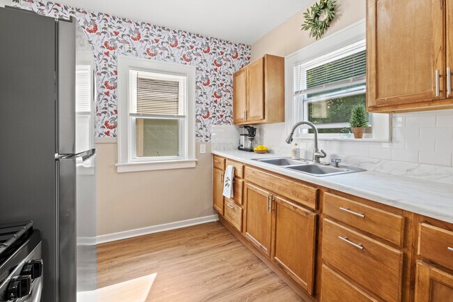 Building Photo - 1120 Fountain St NE