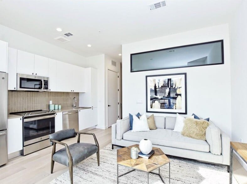 Building Photo - 800 Embassy Dr