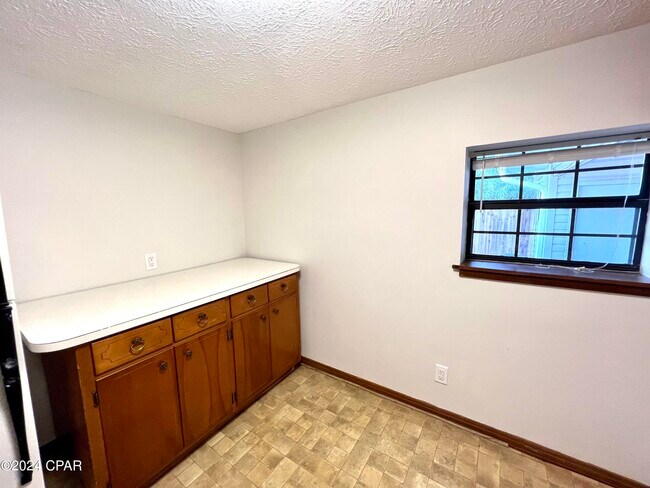 Building Photo - 2402 Ashland Rd