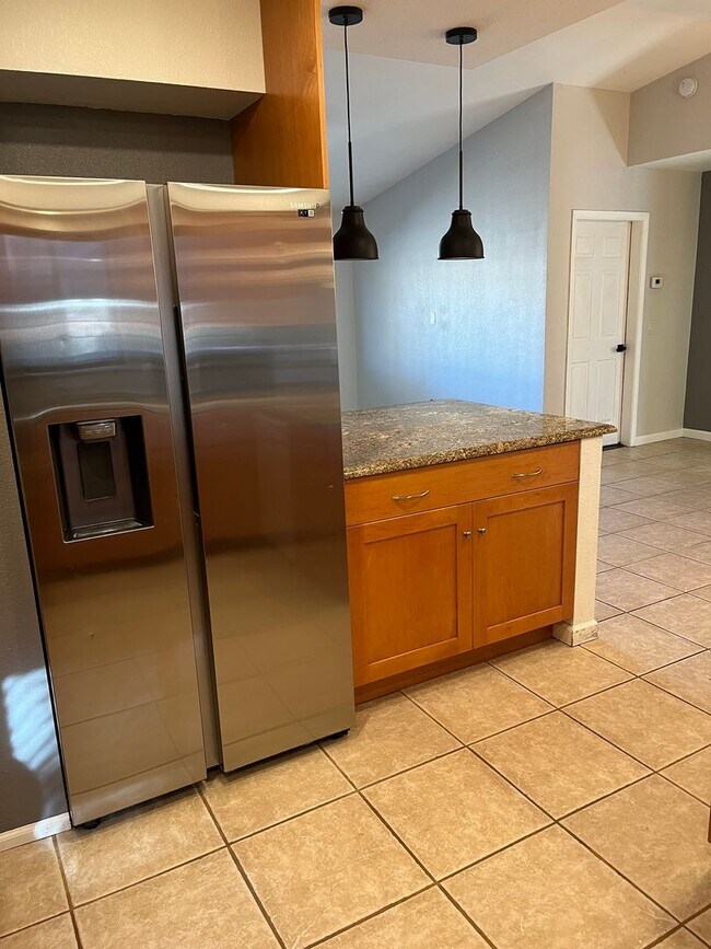 Building Photo - Modern, updated 3B/2B with fenced yard and sun room in Cottonwood