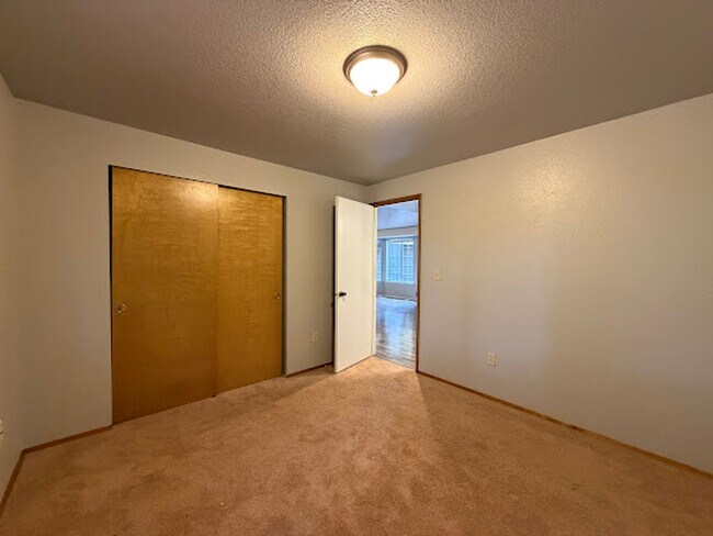 Building Photo - Spacious living with city access 3 bed 2 bath rambler!